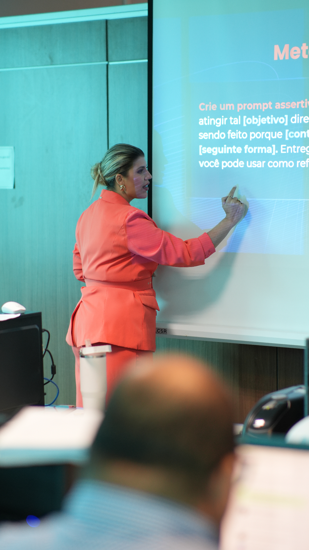 Fundadora do Woman & AI Club conduzindo aula presencial sobre Inteligência Artificial aplicada a negócios